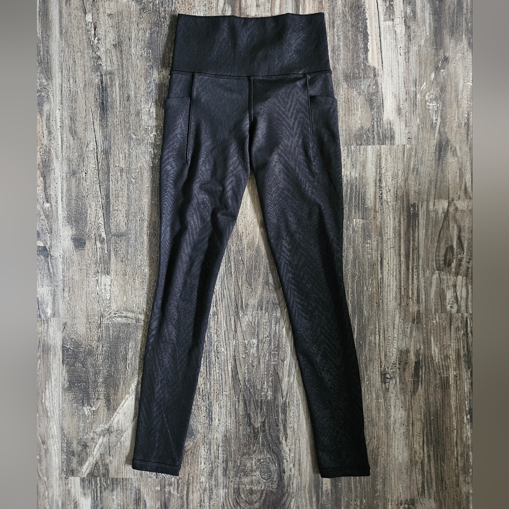 Athleta Salutation Stash Pocket 7/8 Tight Black Patterned Leggings, Size XXS